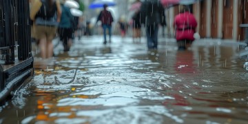 物业冒雨撑伞下水违法吗？